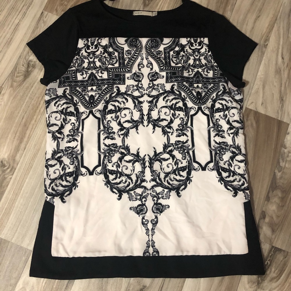 Women’s black and white Top